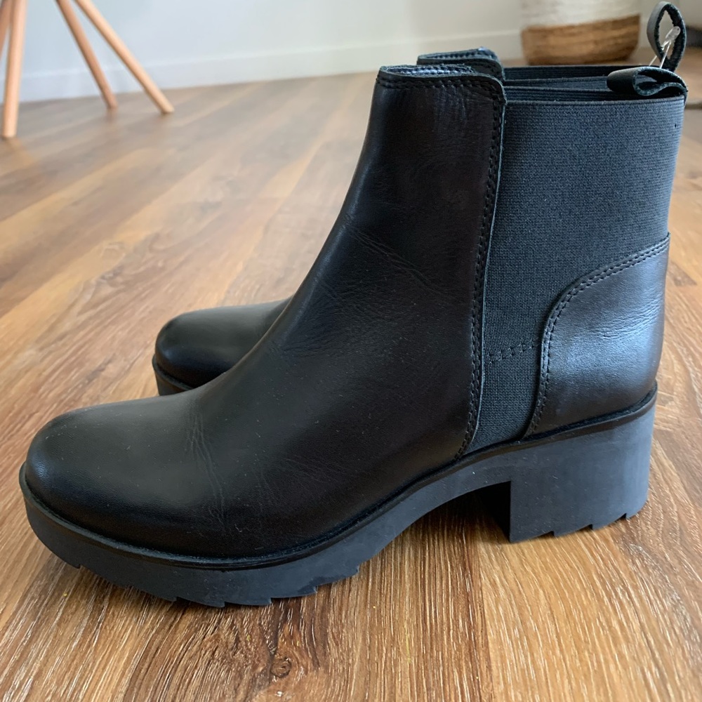 New unused black Aldo Chelsea boots!